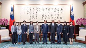 賴清德接見2024美國國家圖書獎翻譯文學大獎得主—《臺灣漫遊錄》作者楊双子及譯者金翎（圖／總統府提供）