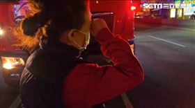 全聯倉儲大火，失聯水電工人的姐姐到場等候。（圖／翻攝畫面）