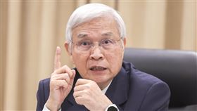 央行：將審視業者是否落實不動產貸款改善計畫中央銀行19日舉行第4季理監事會，總裁楊金龍（圖）會後主持記者會宣布利率「連3凍」，且未調整選擇性信用管制措施，但提醒不動產貸款占總放款比率（不動產貸款集中度）仍高，將審視業者是否積極落實不動產自主管理改善方案。中央社記者裴禛攝  113年12月19日