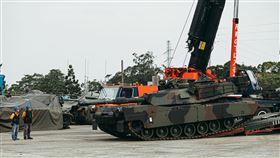 M1A2T戰車實施下板作業。（圖／軍聞社提供）