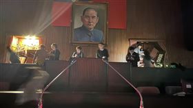 綠委趁夜色兵分三路　衝破藍防線搶佔立院！黃捷曬現場照：民主不能倒退