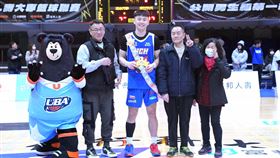 健行科大大前鋒劉丞勳登上UBA歷史得分王，家人也特別到場慶祝。（圖／大專體總提供）