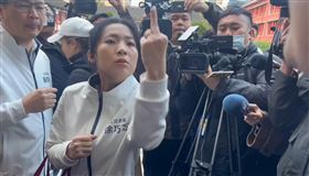 徐巧芯比中指（圖／記者高逸帆翻攝）