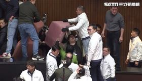 ▲阻擋三大惡法闖關，國民黨立委突破封鎖闖入議場內，民進黨立委蔡易於試圖阻止藍委搬椅子