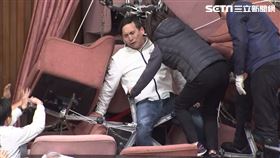 ▲賴惠員阻擋葉元之從右門口到主席台