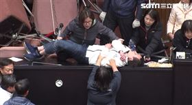 ▲賴惠員阻擋葉元之從右門口到主席台