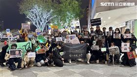 雖然距離400公里遠，高雄中央公園也有大批民眾自發性舉牌應援，抵抗惡法。（圖／翻攝畫面）