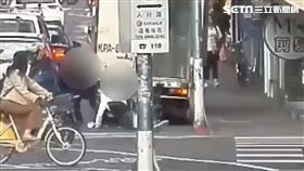北市謝男打開車門偷手機失風，遭到貨車司機壓制在地。（圖／翻攝畫面）