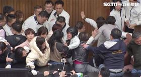 ▲陳玉珍戴安全帽衝主席台遭綠委阻擋。