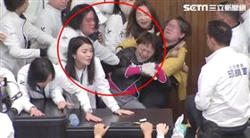 ▲陳玉珍推范雲跟陳培瑜，陳培瑜尖叫喊救命啊！