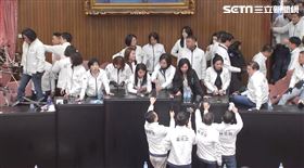 立法院議場衝突，藍白委奪回主席台