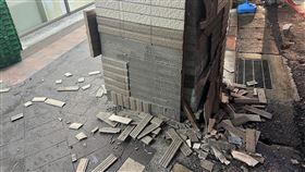 超商前的柱子被撞壞，導致磁磚大面積掉落。（圖／警方提供）