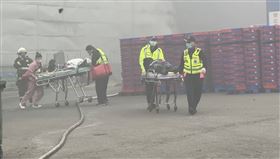 台中全聯，倉儲大火，受困工人，救出，吸入嗆傷(圖／翻攝畫面)