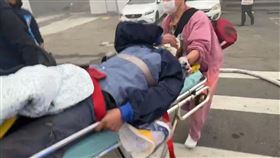 台中全聯，倉儲大火，受困工人，救出，吸入嗆傷(圖／翻攝畫面)