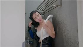 李多慧沖澡時潛水衣脫掉只穿一半，白色超兇小可愛全淋濕。（圖／翻攝自李多慧YouTube）