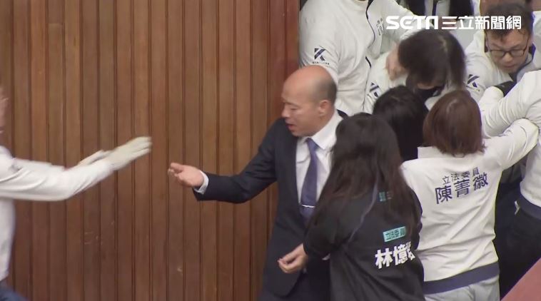 新／韓國瑜上主席台被推倒　藍委急護駕