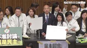 ▲立法院長韓國瑜靠藍委優勢人力進入議場開會