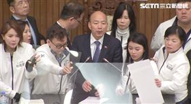 ▲立法院長韓國瑜靠藍委優勢人力進入議場開會
