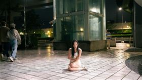 吳卓源艱辛拍攝挑戰極限，寒流夜趴地淋雨連拍十小時。（圖／華風數位提供）