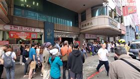 北市重慶南路大樓火警造成3人分別受到燒燙傷、嗆傷送醫。（圖／翻攝畫面）