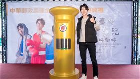 奧運金牌拳擊手林郁婷與郵筒合影。中華郵政推出「台灣女兒林郁婷郵摺」。（圖／中華郵政公司提供）