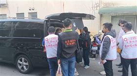 水電包商，工頭父子雙亡，遺體相驗送殯儀館，女兒悲喊：爸爸上車(圖／翻攝畫面)