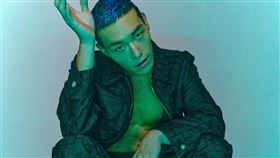 牧森頂著一頭藍髮，微露腹肌赤腳入水缸拍攝最新攝影創作。(圖／周子娛樂提供)