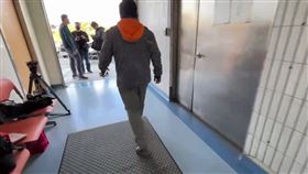 台中全聯生鮮倉儲工地大火釀9死8傷慘劇。其中一名郭姓水電工人（30歲）事發當下在3樓夾層施工，因被濃煙困住，出現空間迷航，不幸葬身火窟。郭男的哥哥今天到醫院認屍，他沉痛表示，爸爸已經70多歲了，目前還不敢讓爸爸知道弟弟的死訊。