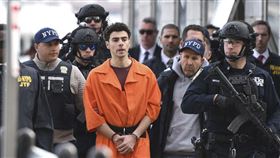 曼吉昂（Luigi Mangione）19日從賓州被引渡到紐約市曼哈頓出庭，被控聯邦謀殺和跟蹤罪名。 （圖／美聯社／達志影像）