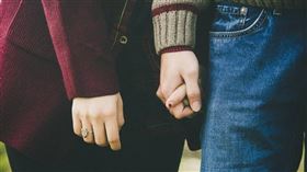 一名女網友發文指出男友說她五官像男生，困惑男友這樣是在嫌棄她的外表嗎？（示意圖／Pixabay）