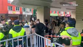 青島東路只給車過　警阻行人挨轟「萬安戒嚴」