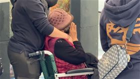 全聯，倉儲，9死，水電工父子，招魂，阿嬤坐輪椅，掩面哭，癱倒I(圖／翻攝畫面)