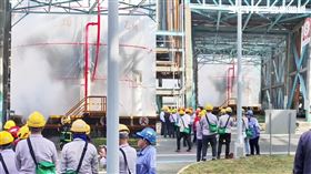 乙烯球槽法蘭發生洩漏，現場消防灑水警戒。（圖／翻攝自記者爆料網）