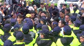 民眾聚集立法院正門外高喊口號