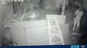 兇殘，彰化福興鄉福寶村，男子半夜闖文蛤池，持槍近距離射殺，槍殺2狗1死1重傷，(圖／翻攝畫面)