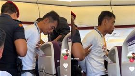 吸毒又出現幻覺！男突伸手強開「飛機逃身門」遭急壓制　逮捕畫面曝
（圖／翻攝自Tiktok@minmyatsoeaung）