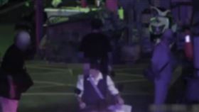 男子利用假車禍方式，製造碰瓷假象，向被害人索賠。（圖／翻攝畫面）