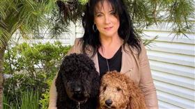 美國一名女子小時候經常搬家，背後竟暗藏恐怖故事。（圖／翻攝自April E. Balascio臉書）