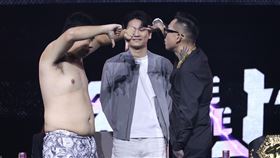 《拳上》將在明日開打，今日舉行過磅記者會，統神與蹦闆賽前互相嗆聲，統神時不時出權威嚇，蹦闆不甘示弱比中指回擊。（圖／記者鄭孟晃攝影）