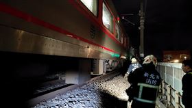 民眾落入軌道，警消目前正努力搜索中。（圖／翻攝畫面）