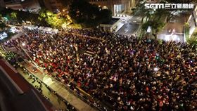 藍白聯手立院延會！破萬青鳥集結抗議　入夜後人潮不散去，現場喊出2萬人。圖／經民連提供