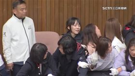  暴力！陳玉珍頻出手女綠委　黃捷一秒遭拉出主席台