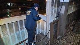 警花2小時找嘸！台鐵男浮洲站落軌「竟離奇消失」監視器拍下這1幕。（圖／翻攝畫面）