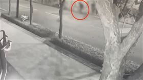 害台鐵大延誤！浮洲站落軌男「翻牆逃出」畫面流出　鐵警曝超慘下場。（圖／翻攝畫面）