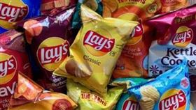 美國樂事一款 13盎司「派對裝」包裝的經典薯片「未標明牛奶成分」緊急召回。（圖／翻攝自X）