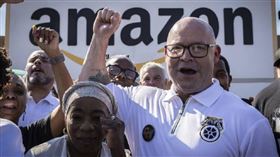 今年聖誕節前，國際電商巨頭亞馬遜（Amazon）在全美的數千名倉儲員工發起大規模罷工，抗議公司拒絕就薪資待遇與工作環境與他們進行協商。（圖／達志／美聯社）