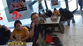 一名歹徒闖入亞特蘭大一間美甲店搶劫，沒想到店內顧客因語言不通，只好尷尬離場。（翻攝微博、Crime Stoppers Greater Atlanta臉書）
