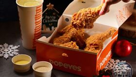 美式炸雞名店「Popeyes」的人氣招牌「都是腿辣味炸雞純享餐」（右，468元／組），搭配標榜使用整顆檸檬製成的「經典一顆檸檬鮮飲」（左，89元／杯）。（圖／翻攝自鏡週刊）

