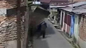 印尼,圍牆,活埋,母親,孩子,悲劇 翻攝x