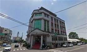 一篇IG限時動態曝光派出所寢室、樓梯間都成了砲房，分局調查後發現有第3人。（圖／翻攝自google街景畫面）

